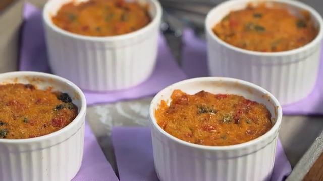 Tortini ripieni di verdure e formaggio Squisiti tortini farciti con vari tipi di verdure e formaggio fuso