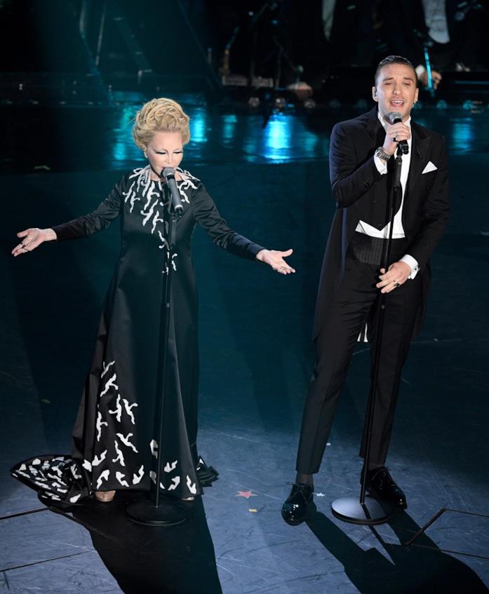 Patty Pravo in un long dress ricamato Patty Pravo sfoggia un abito lungo nero