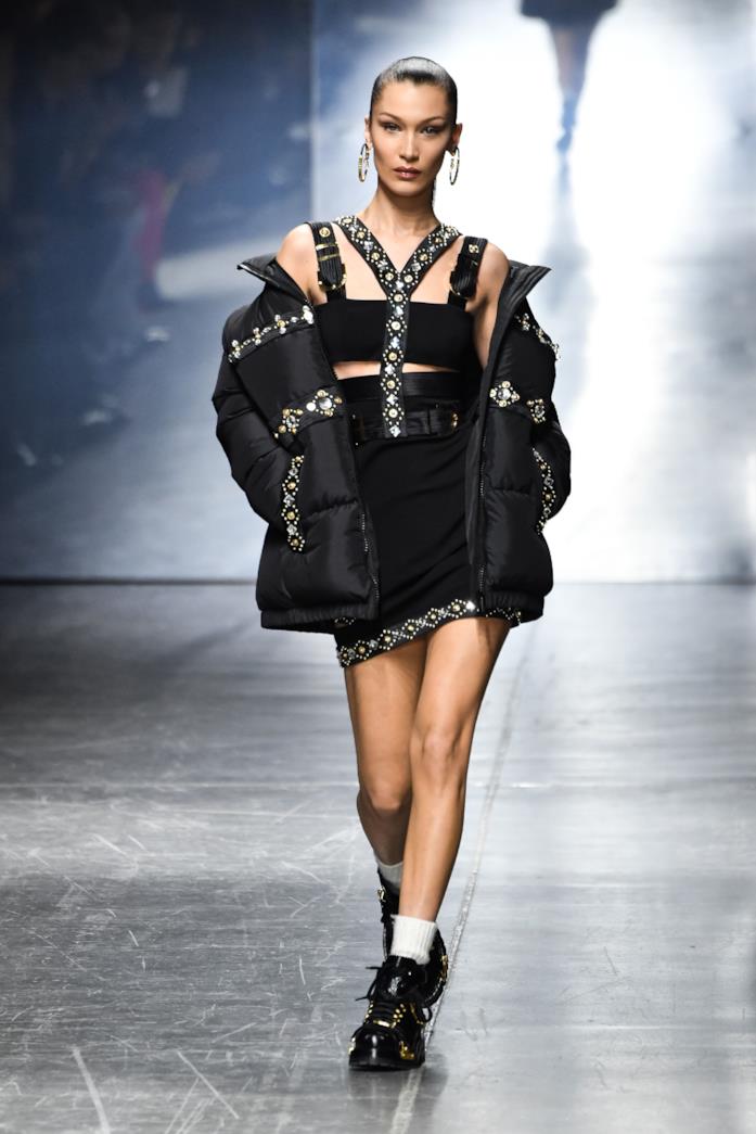 Bella Hadid per Versace durante la Fall/Winter 2019/20 fashion week in Milan Bella Hadid sfila per Versace durante la Men's Fall/Winter 2019/20 fashion week in Milan