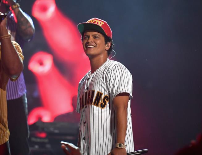 Bruno Mars ha collaborato con David Guetta Bruno Mars durante un concerto
