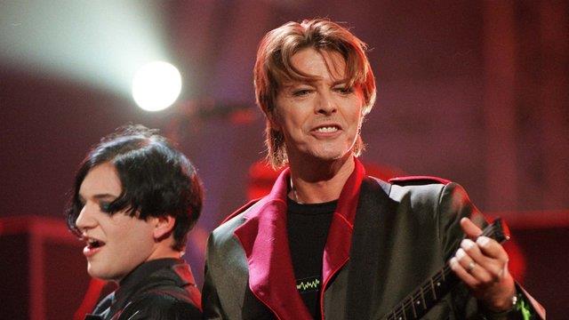 David Bowie con Brian Molko David Bowie con Brian Molko, leader dei Placebo, si esibiscono in un live