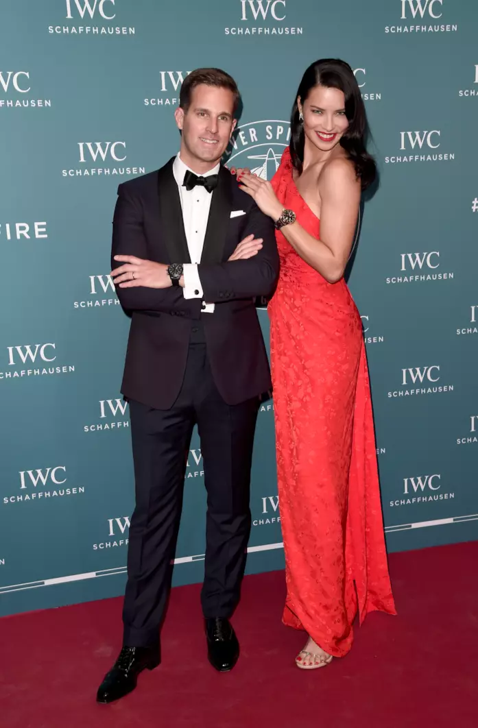 Adriana Lima SIHH in abito rosso prima del Gala IWC Adriana Lima SIHH in abito rosso prima del Gala IWC