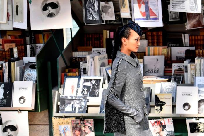 Il cappotto grigio perla disegnato da Karl Lagerfeld per Chanel La modella indossa un cappotto grigio della collezione A/I 2018-2019 di Chanel