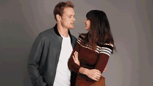 Caitriona e Sam Sam poggia la testa sulla spalla di Caitriona