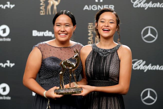 Le sorelle Melati ed sabel Wijsen Melati ed sabel Wijsen con un premio per la loro lotta ambientalista