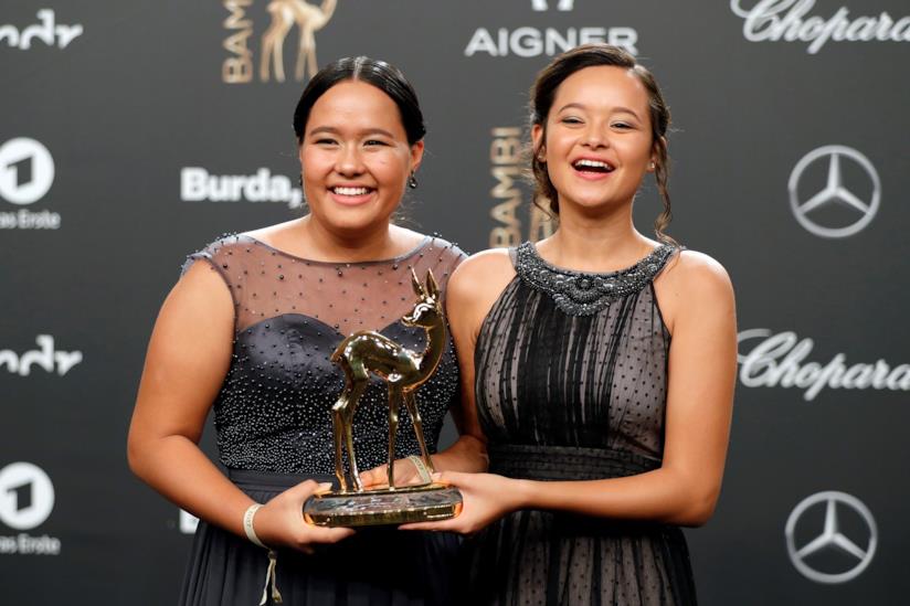 Le sorelle Melati ed sabel Wijsen Melati ed sabel Wijsen con un premio per la loro lotta ambientalista