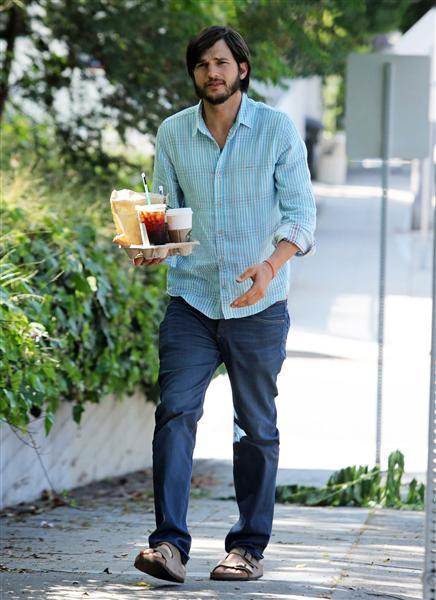 Ashton Kutcher con un paio di sandali Ashton Kutcher con un paio di sandali