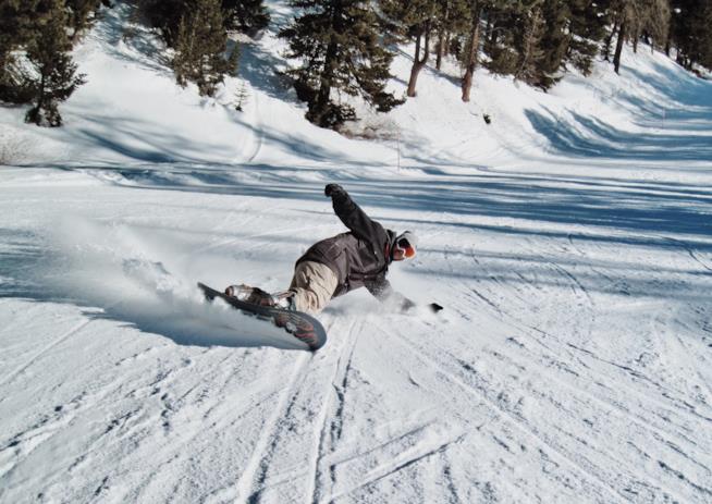 Sci in montagna Sciatore con pantalone e giacca da snowboard