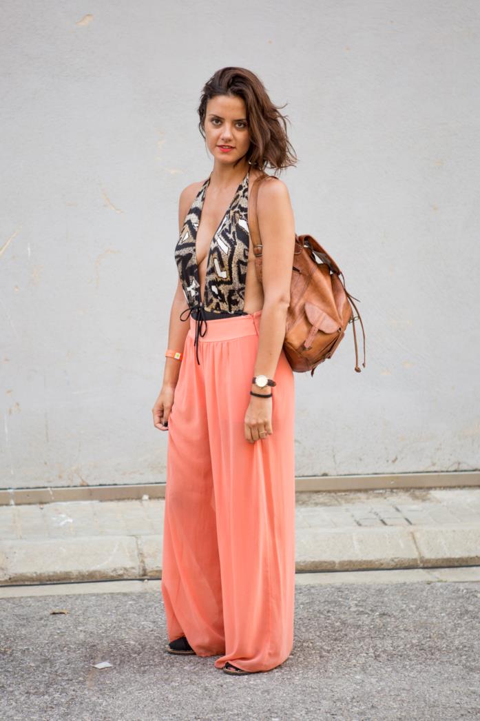 Pantaloni rosa corallo Abito rosa corallo con cappotto