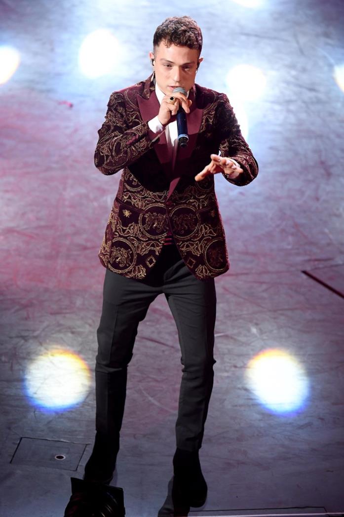Irama e la giacca tapestry Irama e il look Etro a Sanremo