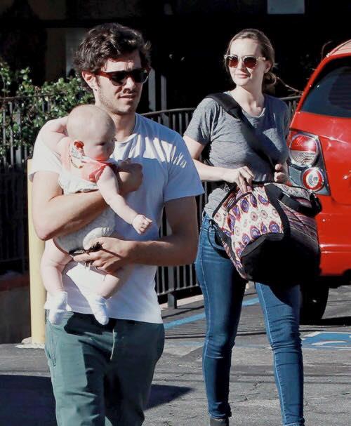Adam Brody e Leighton Meester ridono insieme di Blair e Seth Adam Brody e Leighton Meester con la piccola Arlo