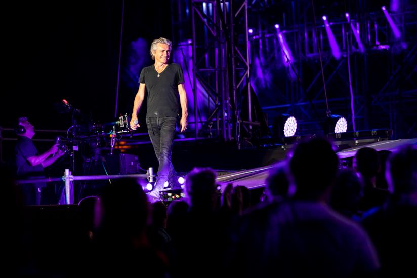 Ligabue: le prove generali del tour Ligabue, in piedi, in nero, sopra il palco, sorride