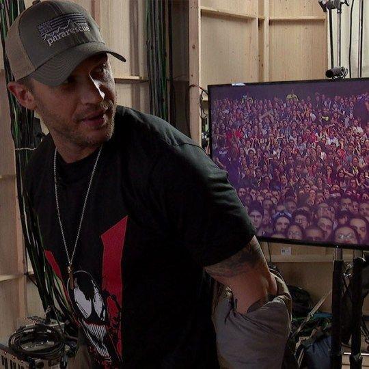 Tom Hardy con la maglietta di Venom Tom Hardy con la maglietta di Venom presentata a una convention