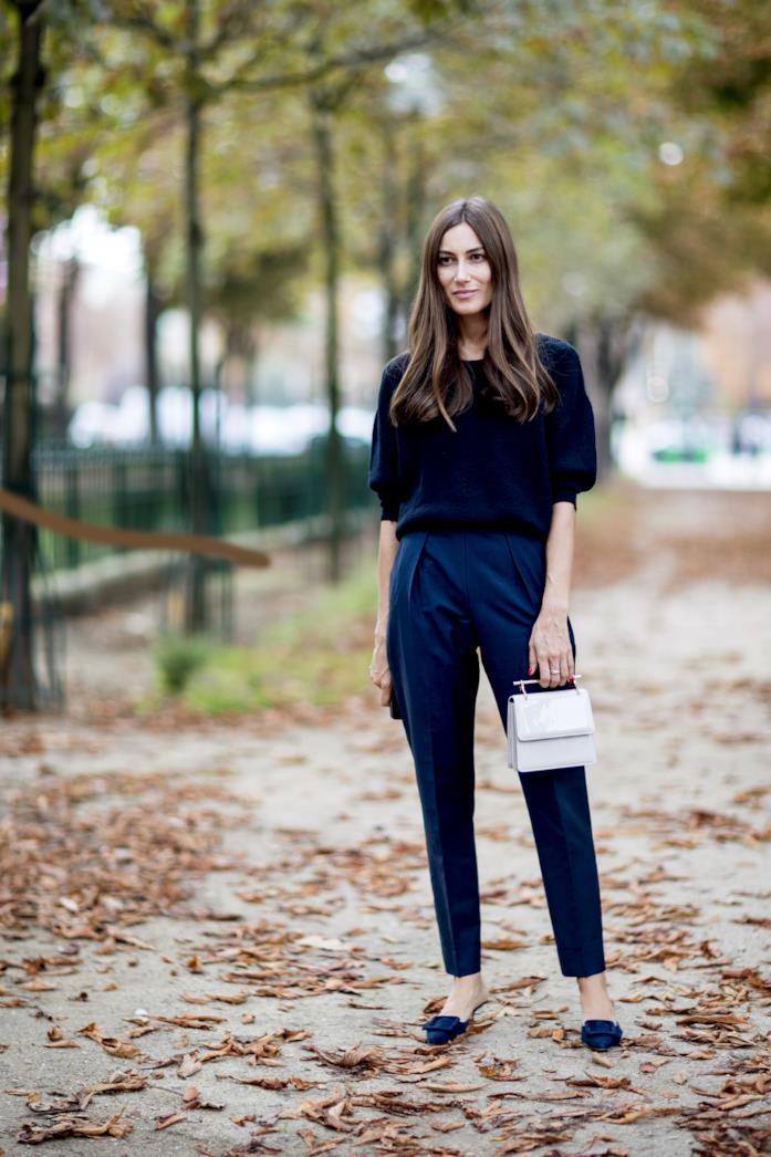 Pullover, pantaloni cropped e sabot rasoterra Pantaloni corti alla caviglia indossati con pullover, sabot e mini bag a mano