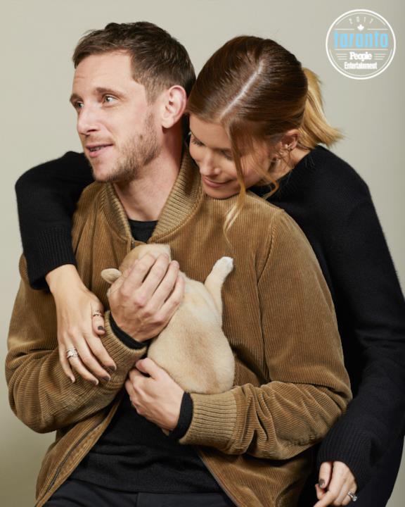 Kate Mara e Jamie Bell con in braccio un cucciolo