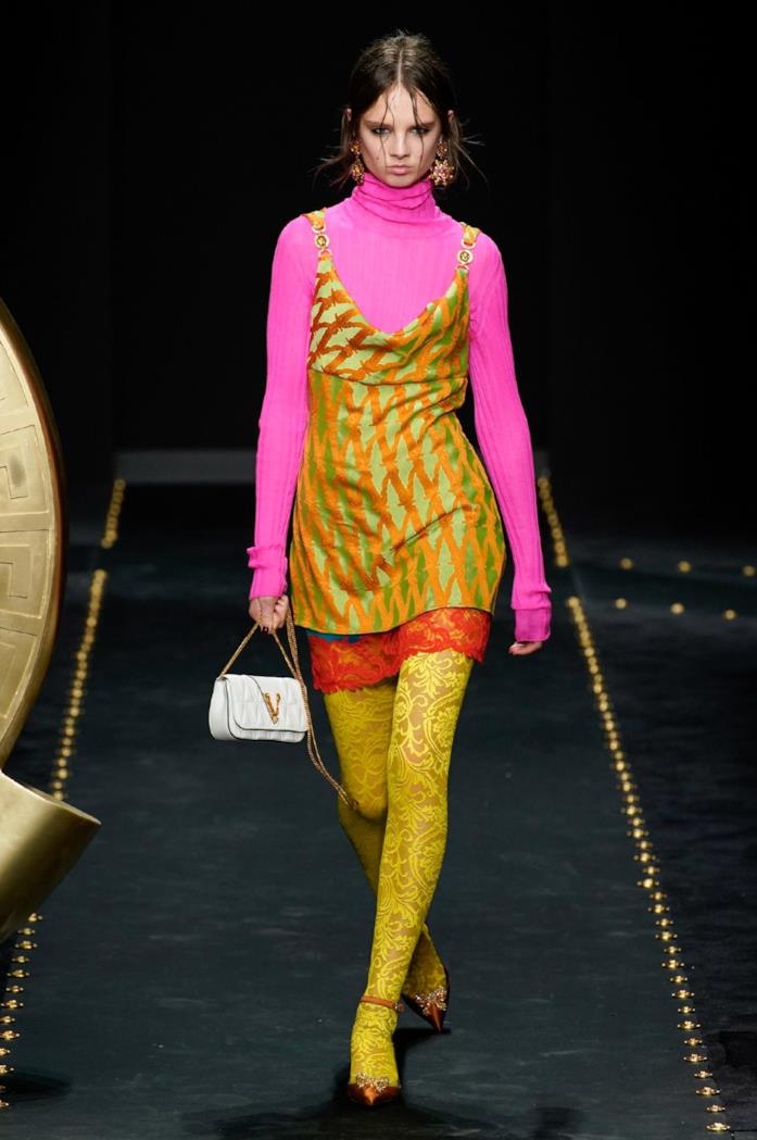 Le calze in pizzo, protagoniste in passerella A tutto color block il look proposto da Versace