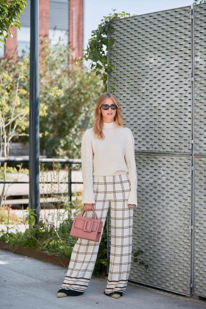 Pantaloni a quadri Outfit composto da pantaloni a quadri dallo Street Style di Copenhagen 2019
