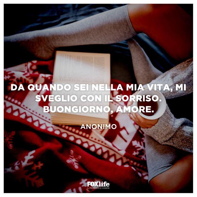 Svegliarsi con il sorriso Ragazza sul letto con un libro e una tazza di caffè
