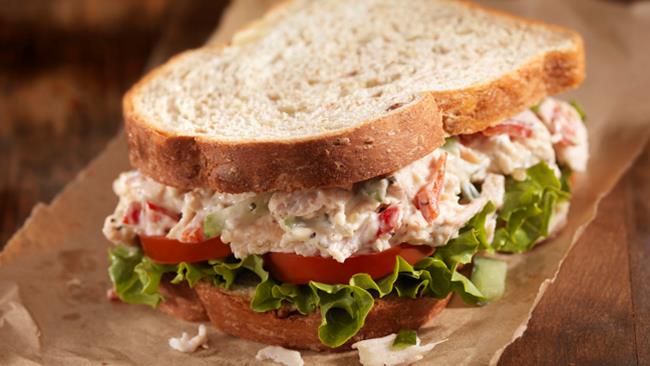 Panino con insalata di pollo Panino con insalata di pollo cremosa