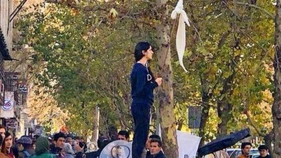 Le donne contro il velo in Iran rischiano fino a 10 anni di carcere Vida Movahed protesta