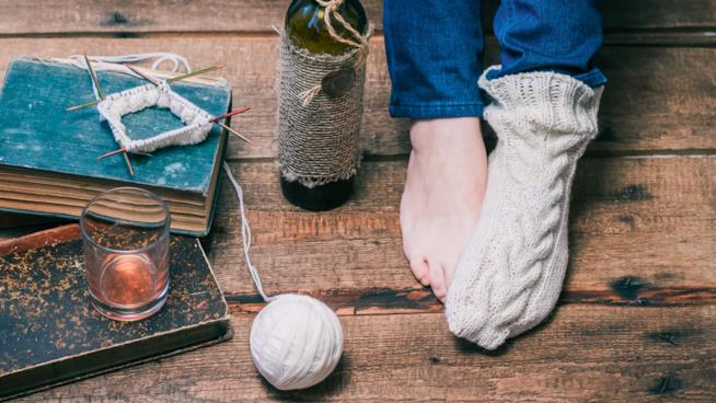 Cause e rimedi contro i piedi sempre freddi Primo piano dei piedi di una ragazza, dei quali uno è coperto da un calzino