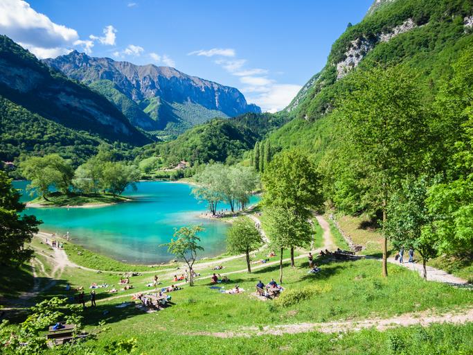Lago di Tenno Persone che prendono il sole vicino al Lago di Tenno