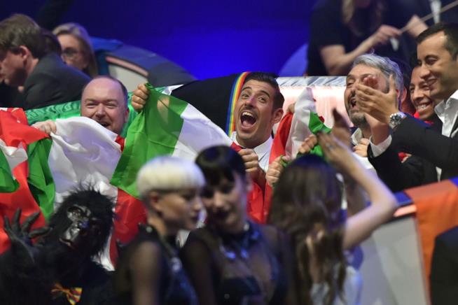 Ecco come si è classificata l'Italia all'Eurovision Francesco Gabbani e la delegazione italiana con le bandiere dell'Italia, davanti tre ragazze in nero
