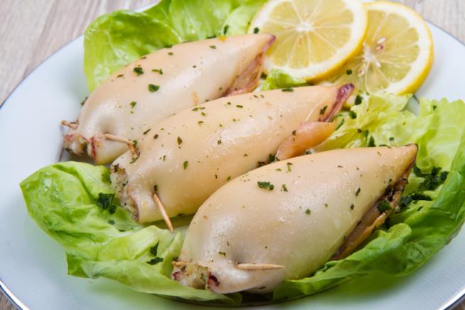 Ricetta dei calamari ripieni alle erbe aromatiche con pane nero e sfumati al Cirò Calamari ripieni con erbe aromatiche, pane nero e sfumati al Cirò