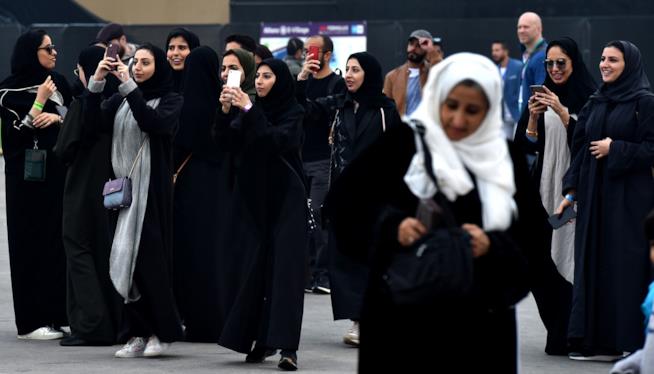 Arabia Saudita: uno messaggino per informare le donne del divorzio Donne saudite