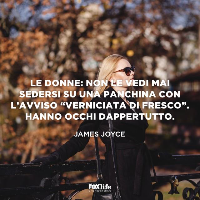 Frase Joyce Donna appoggiata alla ringhiera di un parco