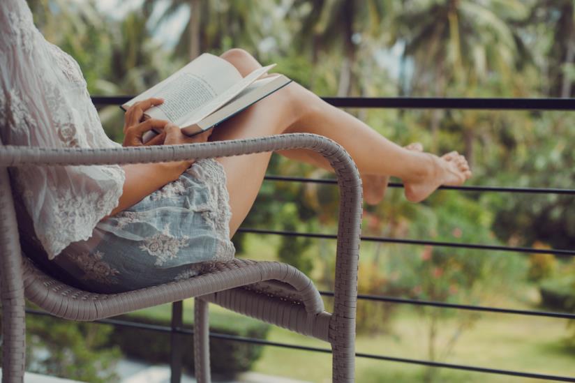 Frasi Charles Bukowski Ragazza legge un libro in terrazza