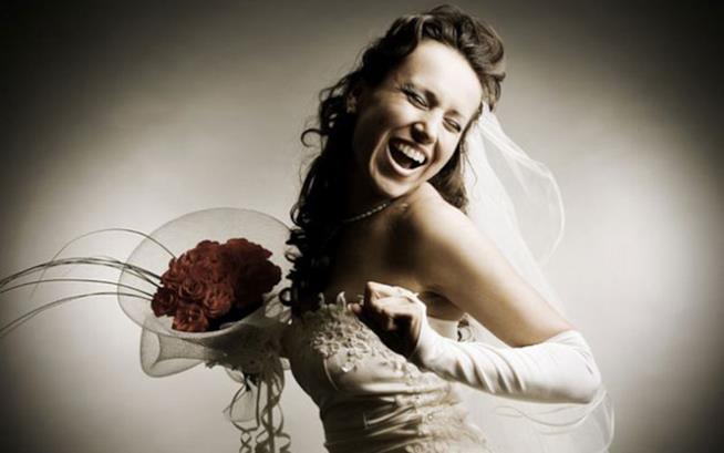 La sposa mancata festeggia lo stesso Lui non si presenta al suo matrimonio, lei festeggia