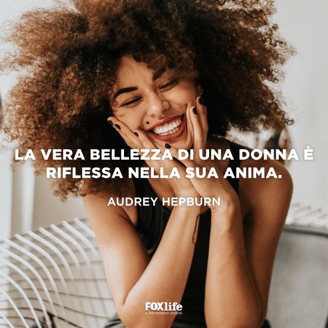 Frase Hepburn Donna di colore che sorride felice