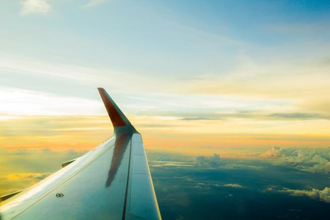 JetBlue, ecco il concorso per viaggiare un anno gratis: scopri come partecipare! L'ala di un aereo al tramonto.