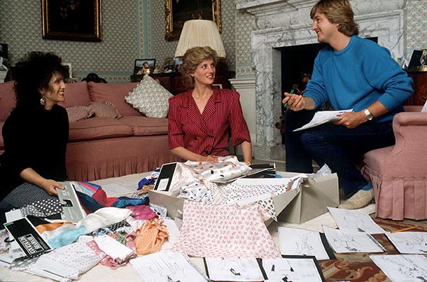 Diana con gli stilisti Elizabeth e David Emanuel Diana in una foto con Elizabeth e David Emanuel