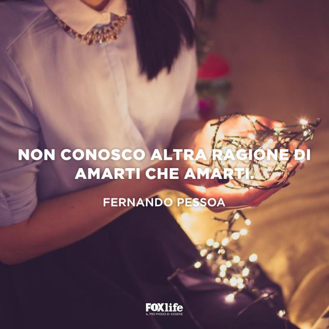Frase Pessoa sull'amore Ragazza tiene tra le mani fili luminosi