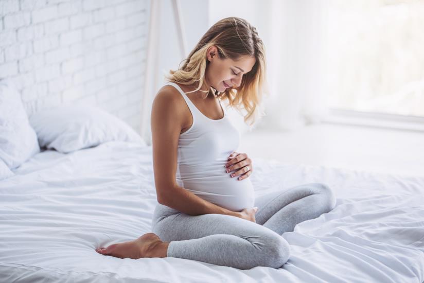 Ragazza incinta Ragazza che accarezza il pancione