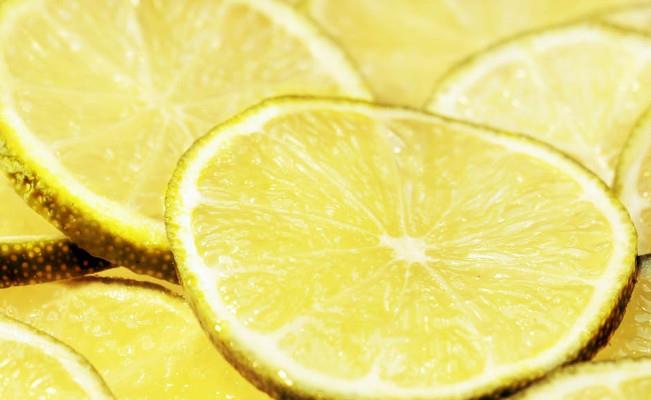 Pulire il forno incrostato con i limoni Fette di limoni