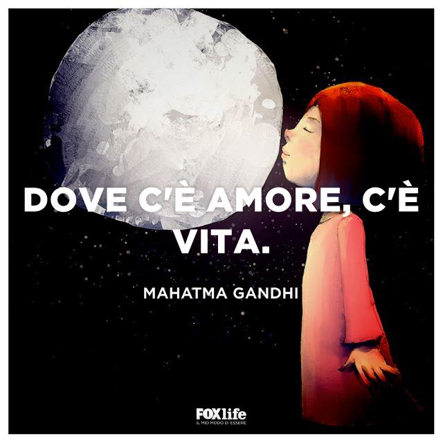 L'amore è vita Disegno di una bambina che bacia la luna