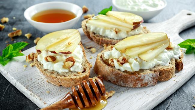 Crostini di pane con caprino Crostini di pane con caprino, miele e noci