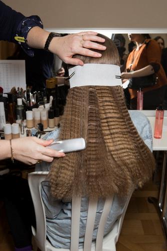 Capelli castani Capelli castani con frisé
