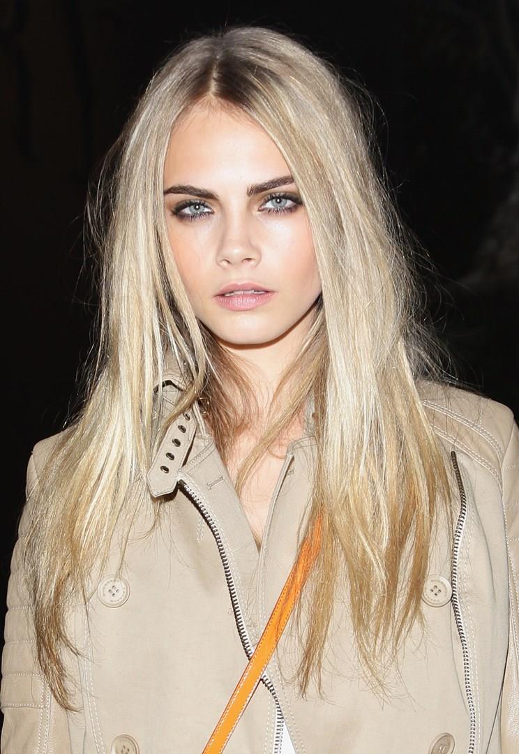 Cara Delevingne con capelli lunghi Cara Delevingne hairstyle
