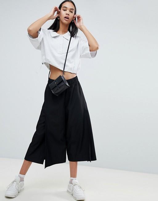 Pantaloni a palazzo neri corti Pantaloni a palazzo neri corti da donna