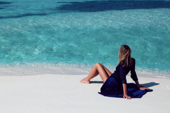 10 idee regalo fashion per le vacanze Una fashion influencer sulla spiaggia