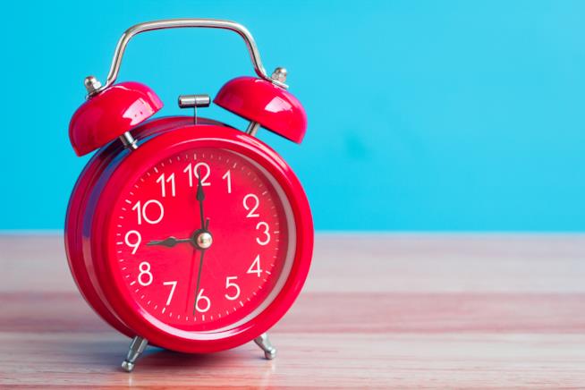 Una sveglia rossa Un orologio a sveglia