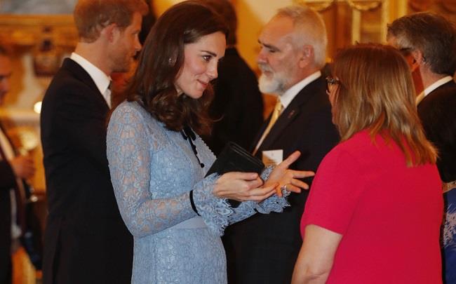 Prima uscita ufficiale con un accenno di pancia per Kate Middleton La Duchessa di Cambridge