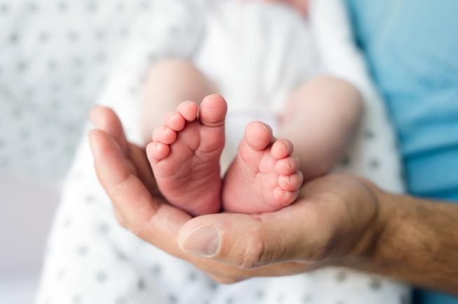 Alcune riflessione che ha (ri)aperto il caso della bimba down adottata da un papà single Papà e figlio