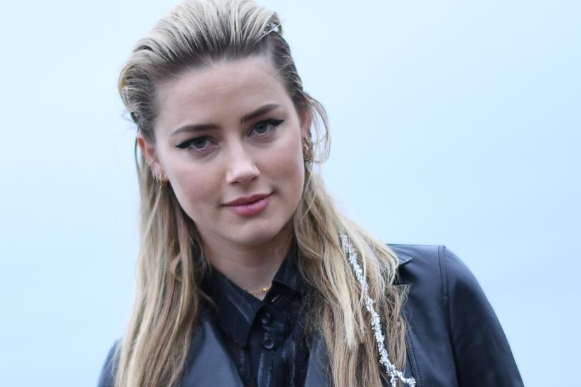 Amber Heard cambia look e cede al fascino dei capelli biondo pesca Amber Heard
