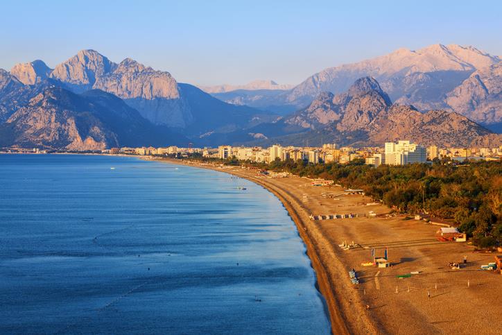 Antalya Una spiaggia di Antalya al tramonto.