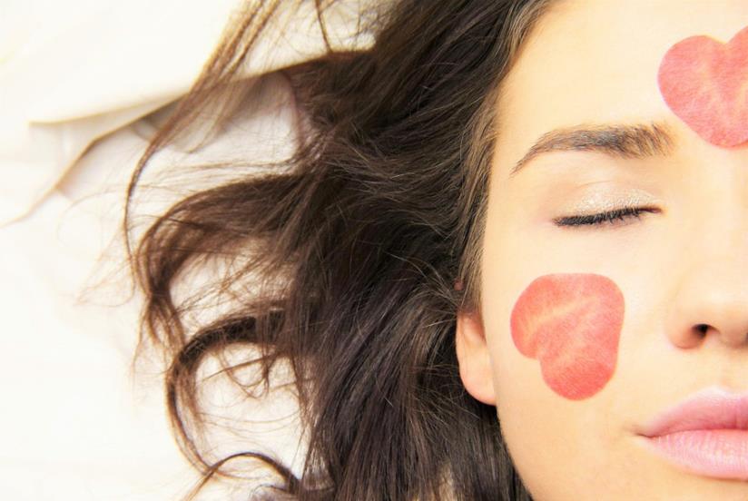 Rimedi naturali contro le macchie della pelle Viso di una ragazza